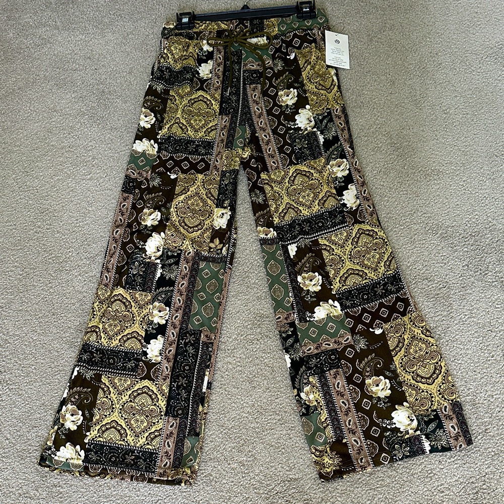 Soft flowing pants. Lightweight & super comfy. Waist 28” Inseam length 27